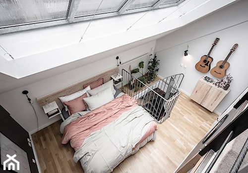 Mieszkać po szwedzku - Średnia biała czarna szara sypialnia na poddaszu, styl skandynawski - zdjęcie od Homebook Design