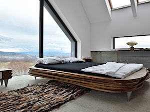 Kolekcja mebli Organique by Gie El - Duża biała sypialnia na poddaszu, styl minimalistyczny - zdjęcie od Homebook Design