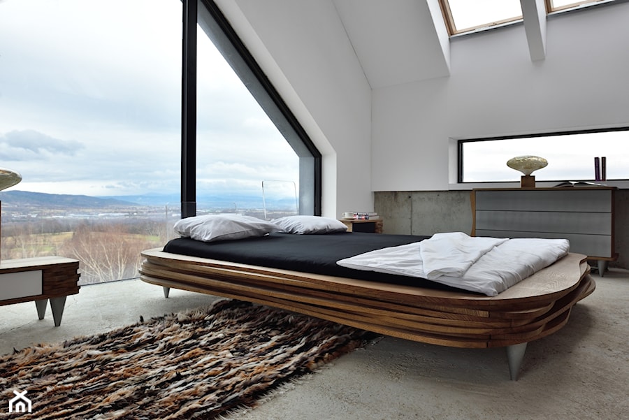 Kolekcja mebli Organique by Gie El - Duża biała sypialnia na poddaszu, styl minimalistyczny - zdjęcie od Homebook Design