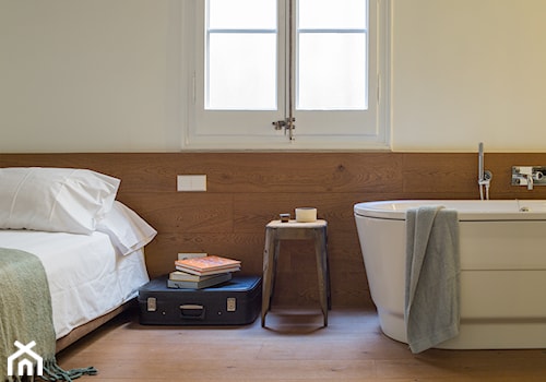 Dom luster w Barcelonie - Biała sypialnia z łazienką, styl nowoczesny - zdjęcie od Homebook Design