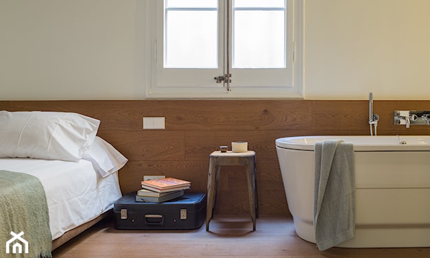 sypialnia z wanną, minimalistyczna sypialnia, drewniane białe okno