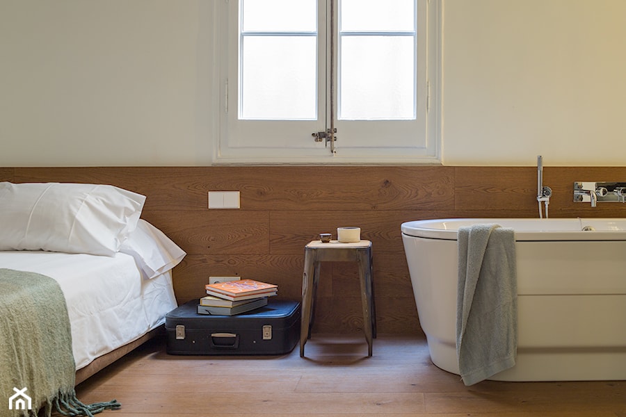 Dom luster w Barcelonie - Biała sypialnia z łazienką, styl nowoczesny - zdjęcie od Homebook Design