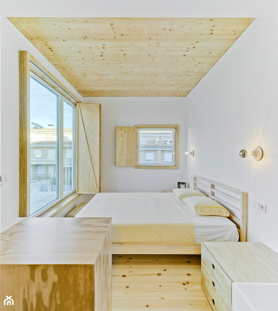 Przyjazny dom w Sagunto - Mała biała sypialnia, styl nowoczesny - zdjęcie od Homebook Design - Homebook