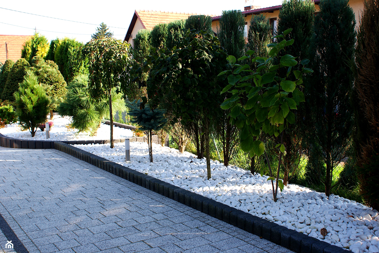 Ogród Thassos - Średni z nawierzchnią pokrytą kostką brukową ogród - zdjęcie od Skalite Kamień - Homebook