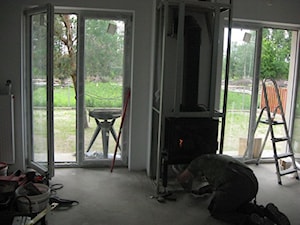 montaż kominka w salonie - zdjęcie od kompleksowe-remonty