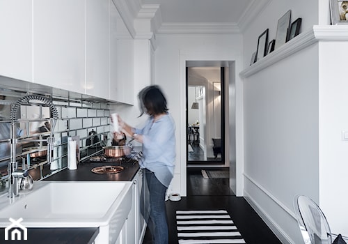 Apartament | Gdańsk Wrzeszcz | REALIZACJA - Duża biała z zabudowaną lodówką z nablatowym zlewozmywakiem kuchnia jednorzędowa, styl tradycyjny - zdjęcie od GSG STUDIO | interiors & design