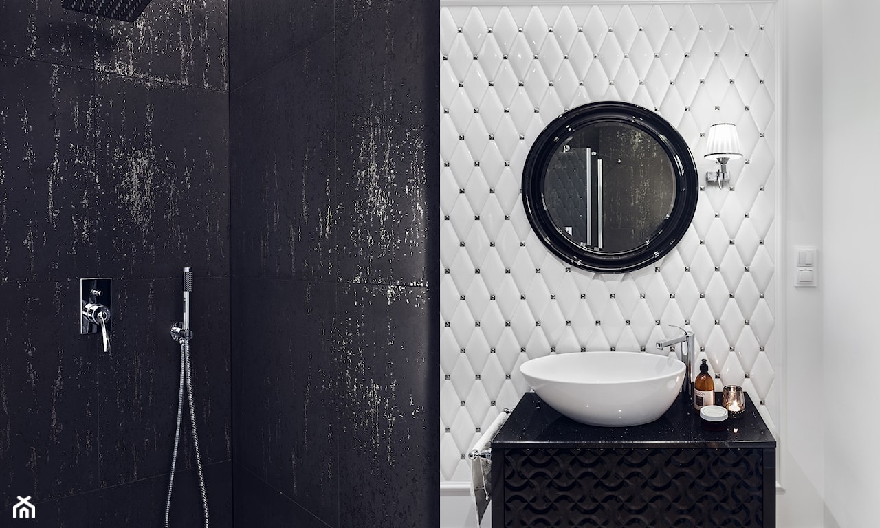 biało-czarna łazienka w stylu glamour, tapeta z imitacją pikowania