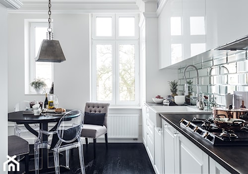 Apartament | Gdańsk Wrzeszcz | REALIZACJA - Mała z salonem biała z zabudowaną lodówką z nablatowym zlewozmywakiem kuchnia jednorzędowa, styl tradycyjny - zdjęcie od GSG STUDIO | interiors & design