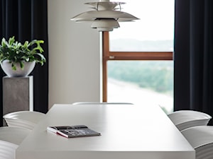 Sea Towers Nordic Apartment | REALIZACJA - Mała szara jadalnia jako osobne pomieszczenie, styl nowoczesny - zdjęcie od GSG STUDIO | interiors & design