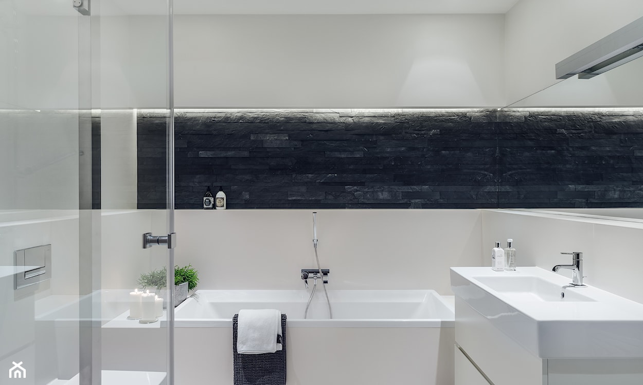biała łazienka z czarnym akcentem z kamienia dekoracyjnego