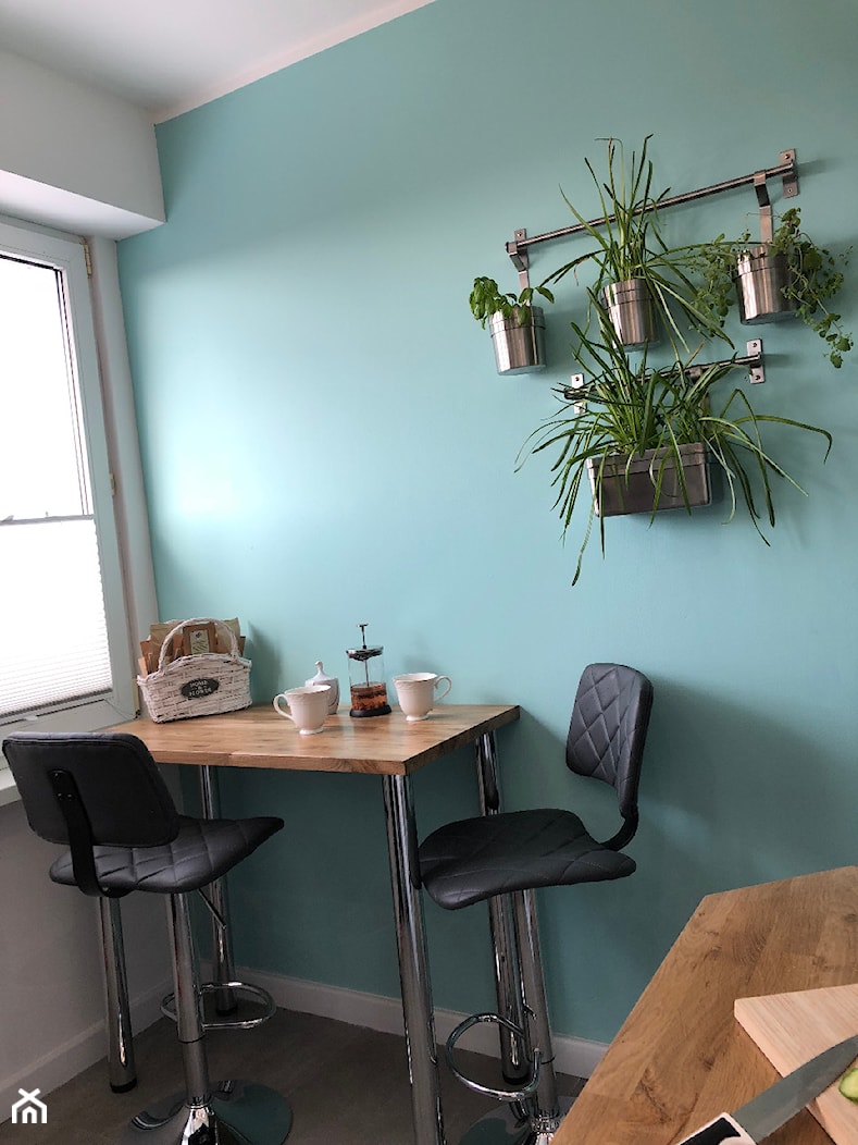 W drugim rogu mamy stolik z blatem tym samym co nad szafkami oraz mój wymarzony ziołowy mikro ogródek :D - zdjęcie od Dominika Ciszewska - Homebook