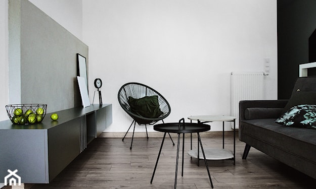 czarne krzesło acapulco w nowoczesnym salonie