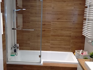 Łazienka Biel i drewno - Mała na poddaszu bez okna łazienka - zdjęcie od AnetaW121