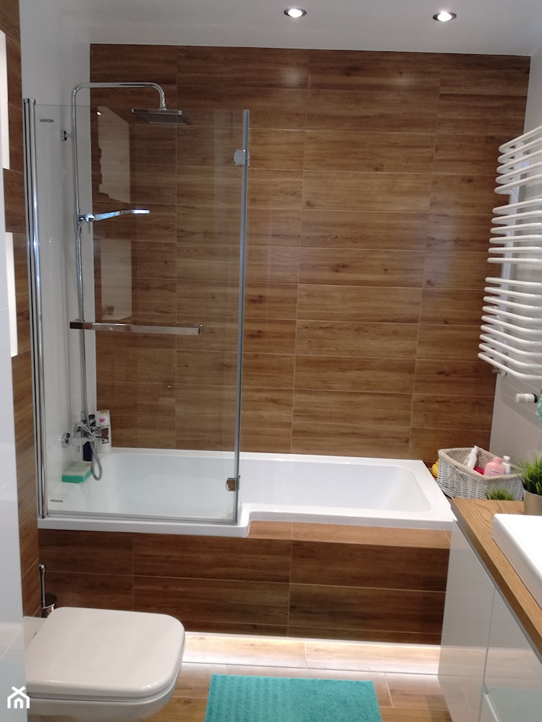 Łazienka Biel i drewno - Mała na poddaszu bez okna łazienka - zdjęcie od AnetaW121 - Homebook