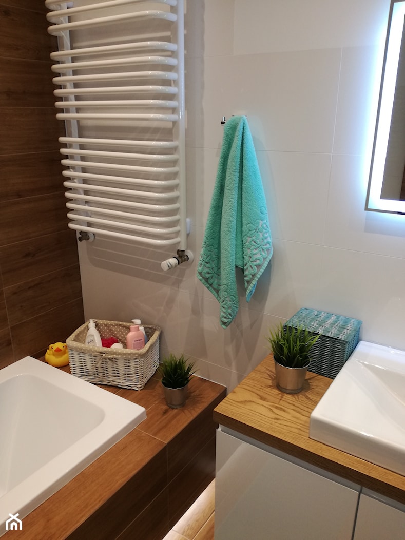 Łazienka Biel i drewno - Mała bez okna łazienka, styl minimalistyczny - zdjęcie od AnetaW121 - Homebook