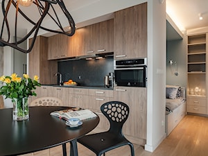Apartament - Duża szara sypialnia, styl nowoczesny - zdjęcie od Biendesign Pracownia Wnętrz