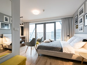 Apartament pod wynajem w systemie hotelowym - Duża biała szara sypialnia z balkonem / tarasem - zdjęcie od Biendesign Pracownia Wnętrz