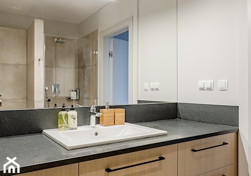 Apartament - Średnia na poddaszu bez okna łazienka, styl nowoczesny - zdjęcie od Biendesign Pracownia Wnętrz