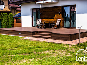 Taras - Średni z meblami ogrodowymi taras z tyłu domu, styl nowoczesny - zdjęcie od Lenta Wood Composite