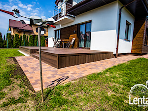 Taras - Średni z podłogą z desek z meblami ogrodowymi taras z tyłu domu, styl nowoczesny - zdjęcie od Lenta Wood Composite