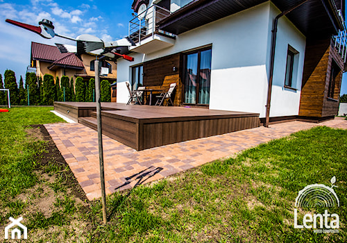 Taras - Średni z podłogą z desek z meblami ogrodowymi taras z tyłu domu, styl nowoczesny - zdjęcie od Lenta Wood Composite