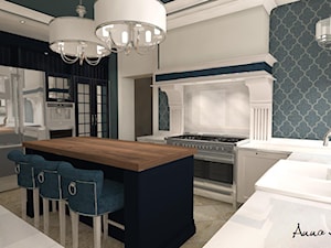 klasyka w kuchni - Duża zamknięta biała niebieska szara z zabudowaną lodówką z lodówką wolnostojącą kuchnia w kształcie litery u z wyspą lub półwyspem z oknem, styl tradycyjny - zdjęcie od conceptforhome