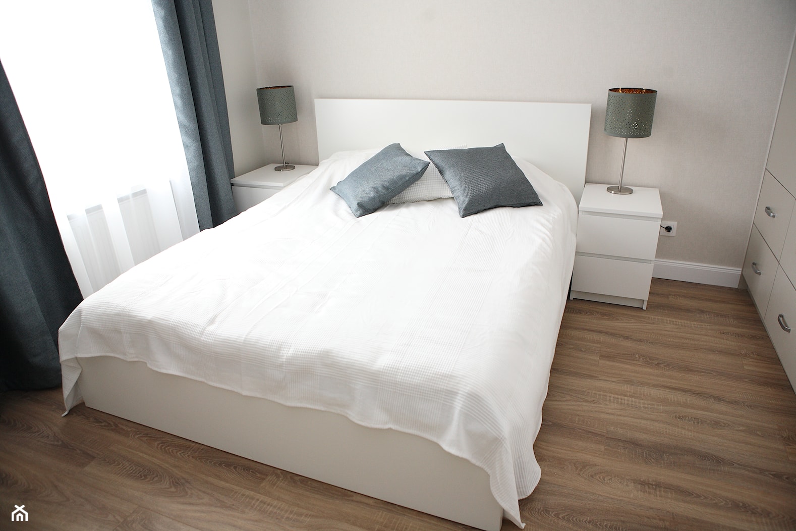 Krakowskie Mieszkanie - Mała beżowa sypialnia, styl tradycyjny - zdjęcie od Emart.studio - Homebook