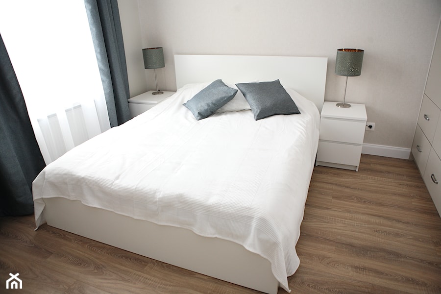 Krakowskie Mieszkanie - Mała beżowa sypialnia, styl tradycyjny - zdjęcie od Emart.studio