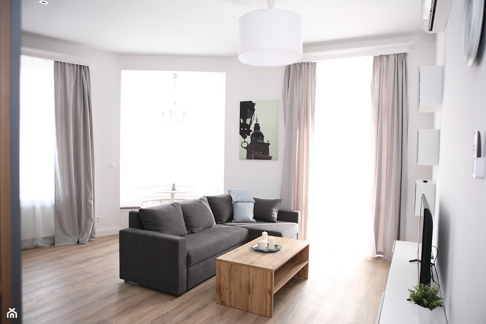 Krakowskie Mieszkanie - Średni biały salon, styl tradycyjny - zdjęcie od Emart.studio - Homebook