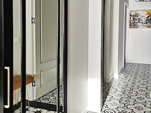 hall drzwi przesuwne do łazienki - zdjęcie od Decostory projekty wnętrz, konsultacje oraz szybkie metamorfozy