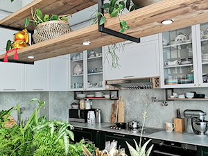 półki industrialne nad wyspą kuchenną - zdjęcie od Decostory projekty wnętrz, konsultacje oraz szybkie metamorfozy