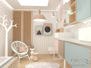 Wesoła łazienka w bieli i pastelach - zdjęcie od Decostory projekty wnętrz, konsultacje oraz szybkie metamorfozy