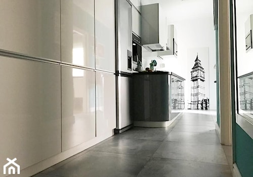 Royal Apartments Wrocław - Średnia otwarta z kamiennym blatem biała z zabudowaną lodówką kuchnia dwurzędowa, styl nowoczesny - zdjęcie od ZRÓB SOBIE RAJ