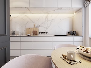Opposites attract - Mała otwarta z kamiennym blatem biała z zabudowaną lodówką z lodówką wolnostojącą z nablatowym zlewozmywakiem kuchnia jednorzędowa z oknem z marmurem nad blatem kuchennym, styl nowoczesny - zdjęcie od EDYCJA studio