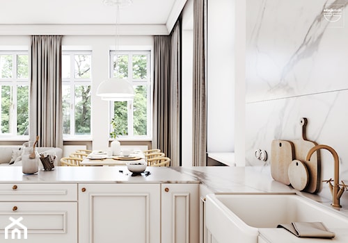 Back to classics - Otwarta beżowa z zabudowaną lodówką z nablatowym zlewozmywakiem kuchnia w kształcie litery l z oknem z marmurem nad blatem kuchennym, styl tradycyjny - zdjęcie od EDYCJA studio