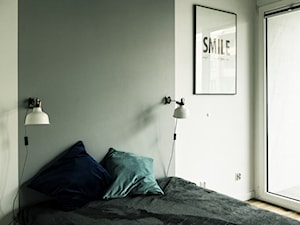 27 cubes - Mała biała szara sypialnia z balkonem / tarasem, styl nowoczesny - zdjęcie od EDYCJA studio