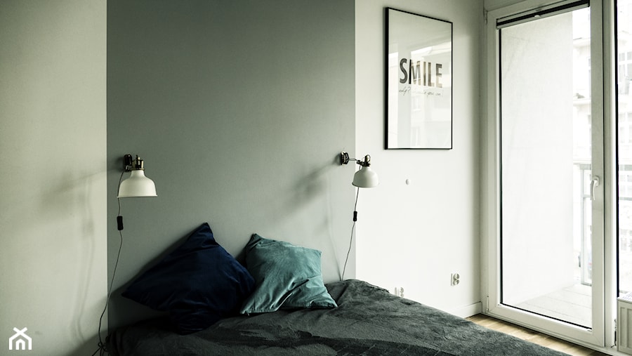 27 cubes - Mała biała szara sypialnia z balkonem / tarasem, styl nowoczesny - zdjęcie od EDYCJA studio