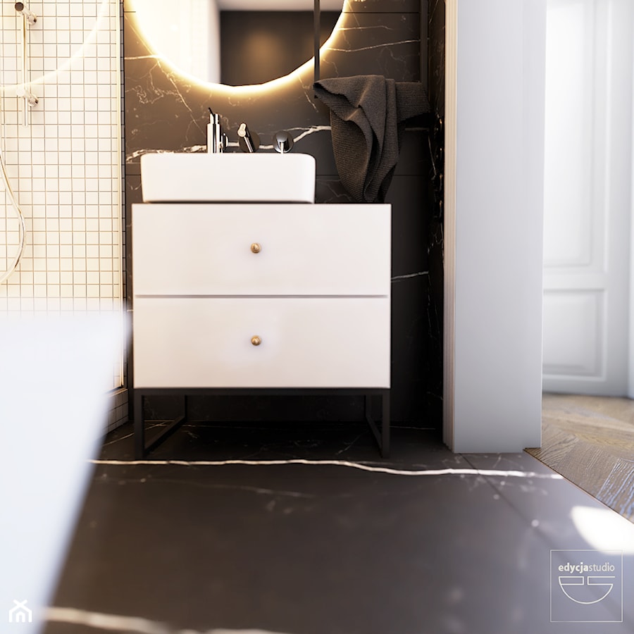 Navy is the new black - Z marmurową podłogą łazienka, styl nowoczesny - zdjęcie od EDYCJA studio