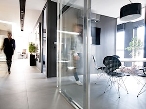Średnie szare biuro, styl nowoczesny - zdjęcie od mustbetheplace
