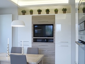 Kuchnia w Raszynie - metamorfozy - Średnia otwarta z salonem biała szara z zabudowaną lodówką kuchnia w kształcie litery l z oknem, styl glamour - zdjęcie od GocaDesign