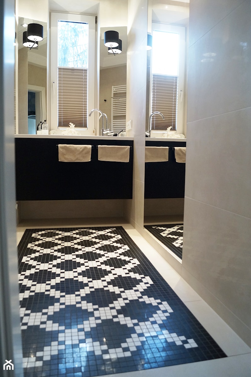 Łazienka w Raszynie - metamorfozy - Mała łazienka z oknem, styl glamour - zdjęcie od GocaDesign