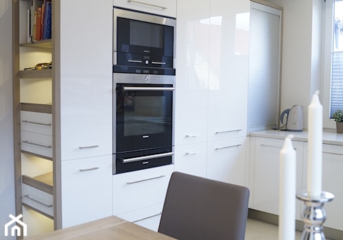 Kuchnia w Raszynie - metamorfozy - Średnia otwarta z kamiennym blatem biała z zabudowaną lodówką z lodówką wolnostojącą kuchnia w kształcie litery l z oknem, styl glamour - zdjęcie od GocaDesign