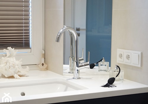 Łazienka w Raszynie - metamorfozy - Mała z lustrem łazienka z oknem, styl glamour - zdjęcie od GocaDesign