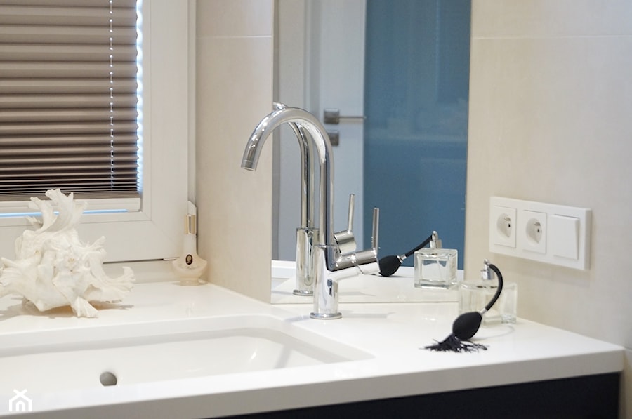 Łazienka w Raszynie - metamorfozy - Mała z lustrem łazienka z oknem, styl glamour - zdjęcie od GocaDesign