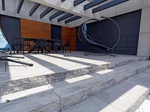 Stopień Grando - Średni z fotelem wiszącym taras z tyłu domu, styl nowoczesny - zdjęcie od Polbruk