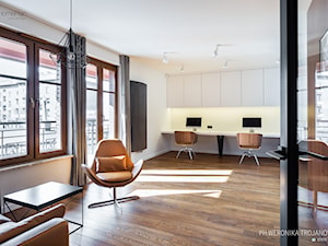 Kancelaria adwokacka - Duże w osobnym pomieszczeniu z sofą z zabudowanym biurkiem białe biuro, styl nowoczesny - zdjęcie od Home Plan projektowanie wnętrz Joanna Mielczarek