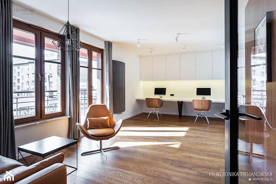 Kancelaria adwokacka - Duże w osobnym pomieszczeniu z sofą z zabudowanym biurkiem białe biuro, styl nowoczesny - zdjęcie od Home Plan projektowanie wnętrz Joanna Mielczarek