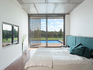 Dom w Środzie Wie - Średnia biała sypialnia z balkonem / tarasem, styl nowoczesny - zdjęcie od Home Plan projektowanie wnętrz Joanna Mielczarek