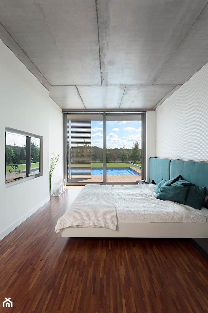 Dom w Środzie Wie - Średnia biała sypialnia z balkonem / tarasem, styl nowoczesny - zdjęcie od Home Plan projektowanie wnętrz Joanna Mielczarek - Homebook