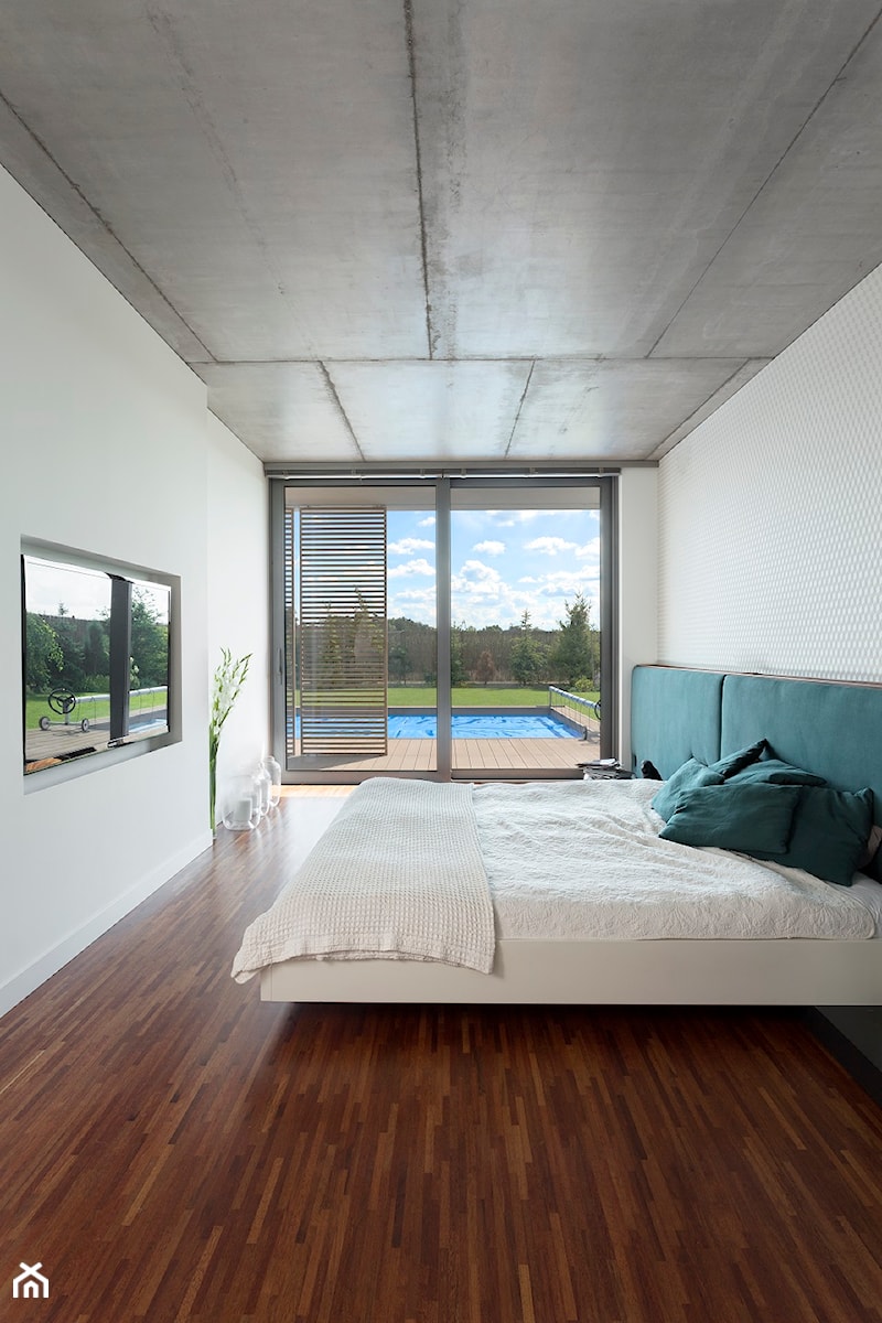Dom w Środzie Wie - Średnia biała sypialnia z balkonem / tarasem, styl nowoczesny - zdjęcie od Home Plan projektowanie wnętrz Joanna Mielczarek